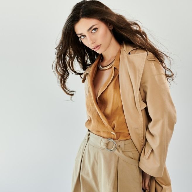 A,Young,And,Beautiful,Woman,Models,A,Chic,Autumn,Outfit,